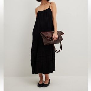 NA-KD Structured Flowy Midi Dress